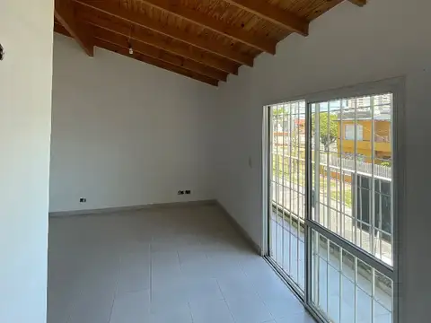 Departamento dos ambientes al frente