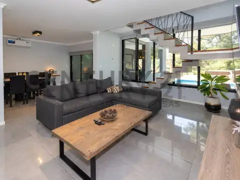 Casa en Venta con 2 cocheras