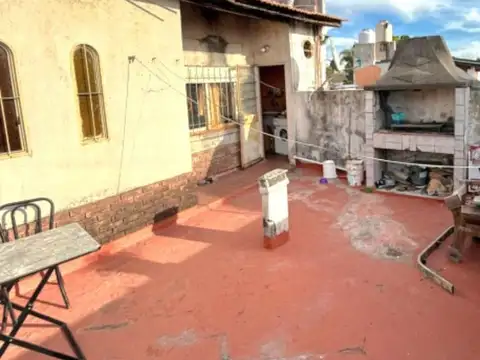 Casa 6 ambientes con 2 baños