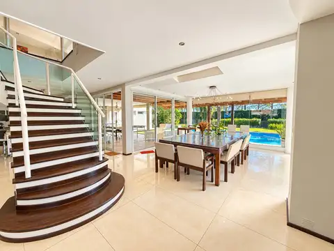 Casa 7 ambientes con 5 baños