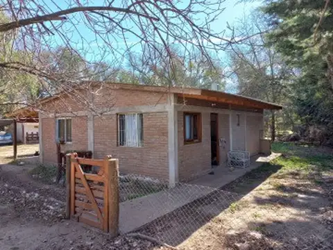 A 1 cuadra del río 2 casas a la venta