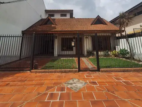Venta Quilmes. Excelente chalet c/ parque y quincho.