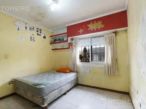 Casa en venta de 2 ambientes a reciclar con jardín en Morón.