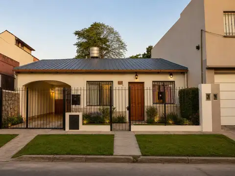 EXCELENTE CHALET 4AMB CON COCHERA Y PATIO. ESCUCHA OFERTA.