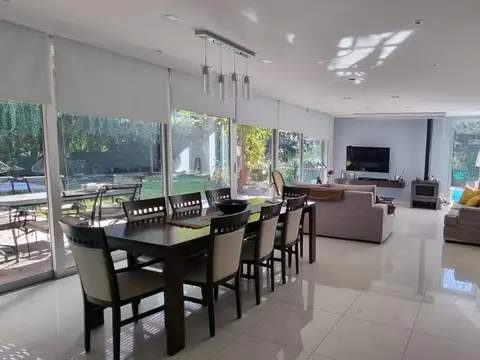 MODERNA CASA EN WESTON