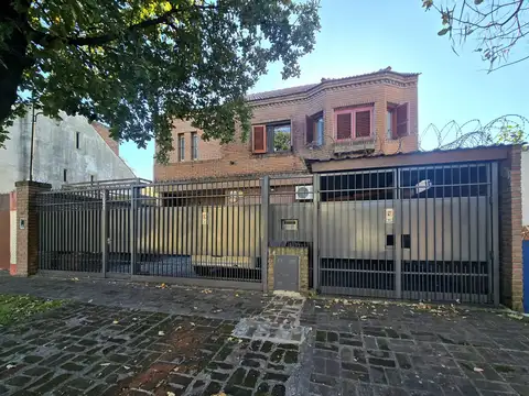 VENTA CASA 4 AMBIENTES EN VILLA ADELINA