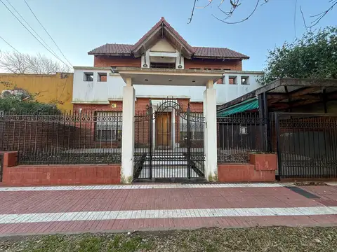 Venta casa de 3 dormitorios con cochera  y patio, barrio Alberdi, Rosario