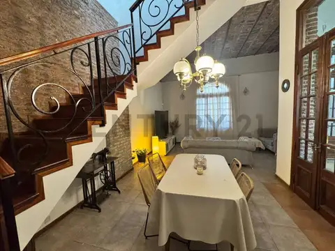 Alquiler Casa de Estilo en Alquiler | Gran Potencial para Gastronomía, Oficinas o Vivienda | A metro