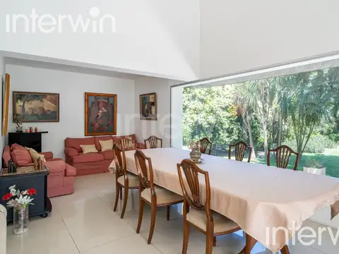 Casa en Venta con 2 cocheras