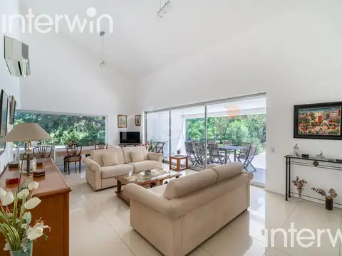 Casa en Venta - 4 amb - Estilo moderno - Jardín - - 2 Cocheras - Saint Thomas Sur - Canning