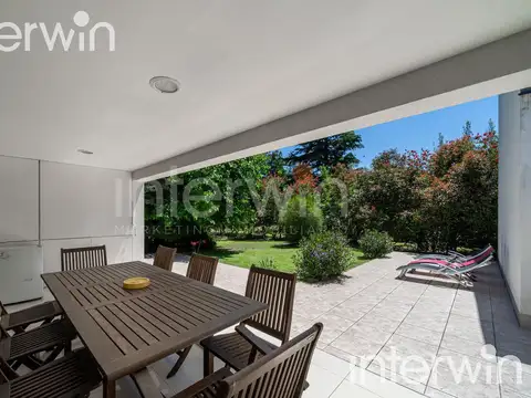Casa en Venta - 4 amb - Estilo moderno - Jardín - - 2 Cocheras - Saint Thomas Sur - Canning