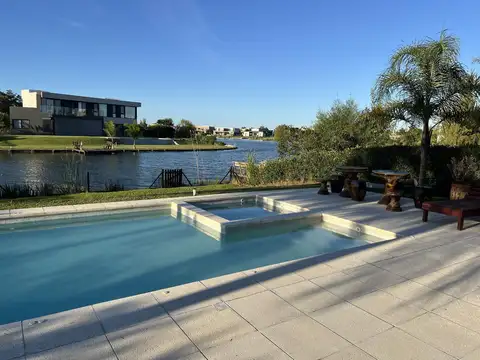 CASA A LAGUNA EN VENTA EN EL CANTON ISLAS ORIENTACION NORTE