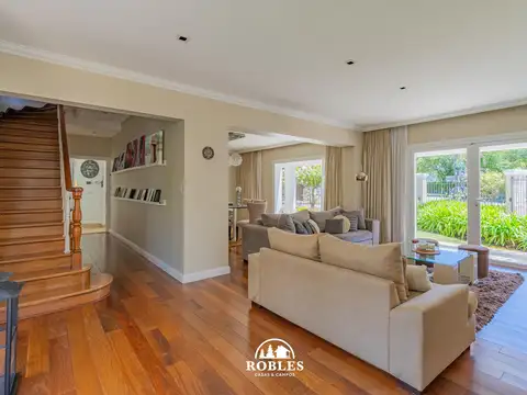 Casa en Venta con 2 cocheras