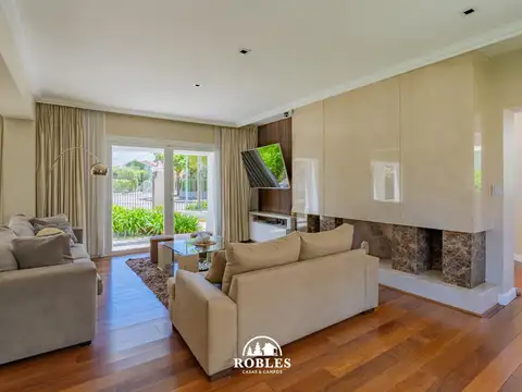 Moderna Residencia, sobre importante esquina en zona exclusiva. TOUR VIRTUAL.