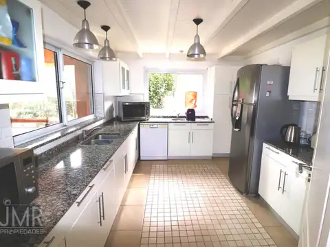 Casa 5 ambientes con 4 baños