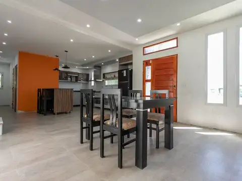 Casa en Venta con 3 cocheras