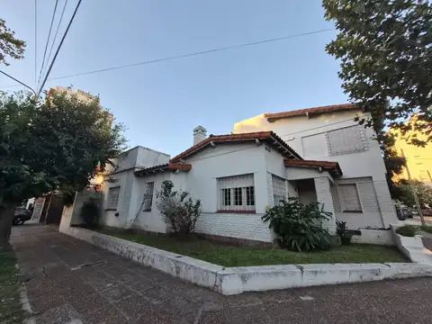 CASA RAMOS MEJIA CENTRO 4 AMBIENTES CON GGE 5 CUADRAS ESTACION, OPORTUNIDAD COMERCIAL, ZONIFICACION