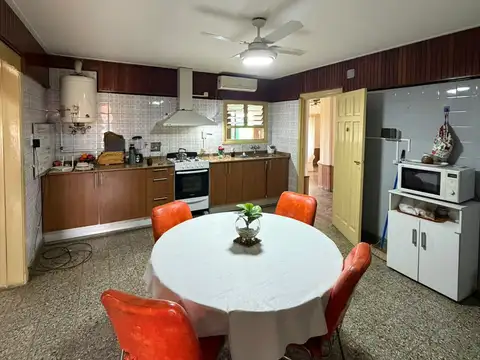 Casa en calle 18 y 27 de 2 habitaciones sobre lote de 1290 m2
