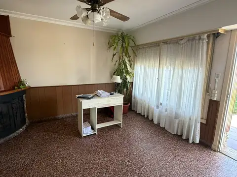 Casa de dos habitaciones sobre amplio lote, calle 18 y 27