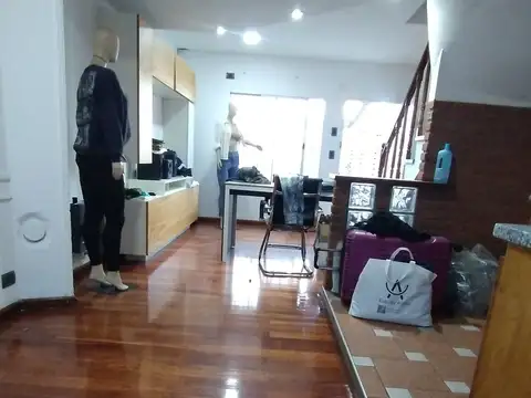 DUPLEX DE 3 AMBIENTES + PLAYROOM, ENTRADA DE AUTO Y PATIO CON PARRILLA, SIN EXPENSAS