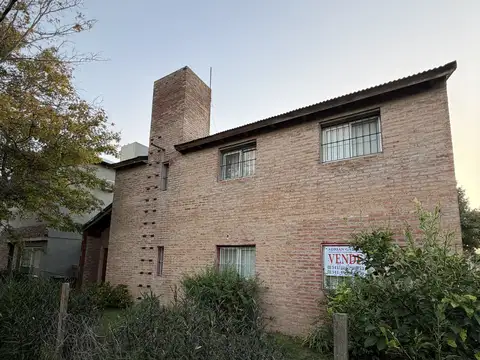 Casa de dos plantas en venta, Country Logaritmo, con cocheras y piscina