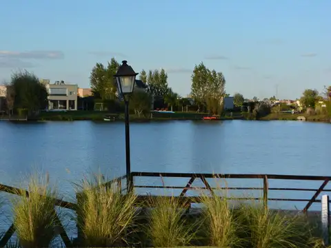 Casa en Alquiler con 1 cochera