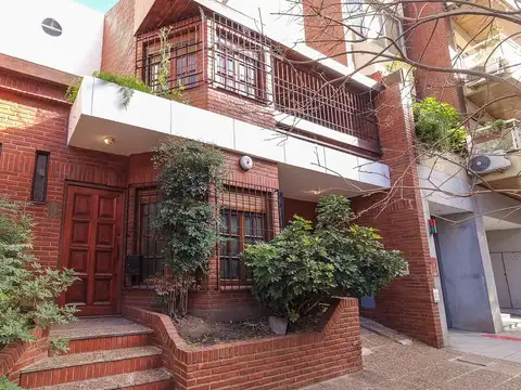 VENTA Casa   5 Ambientes –  Reciclada   Patio, Parrilla y Cochera. Caballito