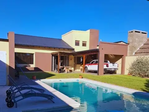 Casa moderna con pileta Barrio Solares en Esperanza