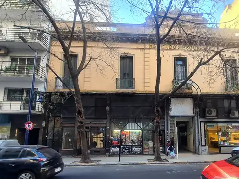 Juncal al 1100 y Libertad, 5 esquinas, Recoleta. Al frente a la calle con vidriera. Local de 115 m2 totales y cubiertos. PB, sótano y entrepiso. Baño. Hoy ferretería con 40 años de antigüedad. Incluye fondo de comercio.