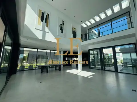 Casa en Venta con 6 cocheras