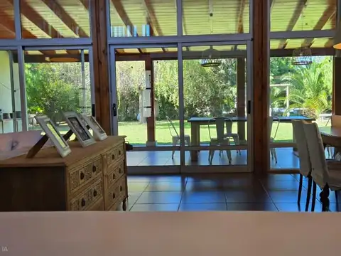 Casa en Alquiler con 4 cocheras