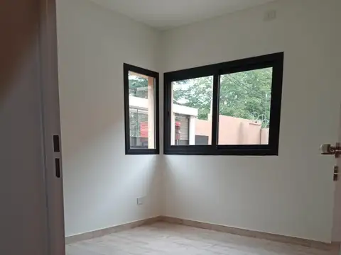 Depto Tipo Casa en Alquiler con 1 cocheras
