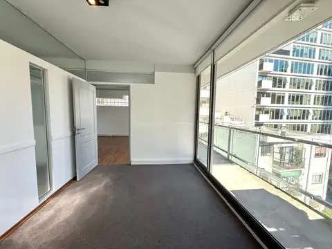 Oficina con cochera en Núñez en alquiler.