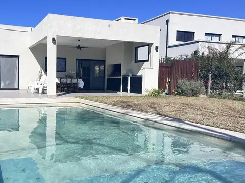 Casa en venta de tres dormitorios al pulmon central en Santa Elena - VENTA CON RENTA