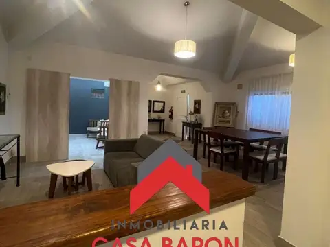 Casa en Alquiler con 2 cocheras