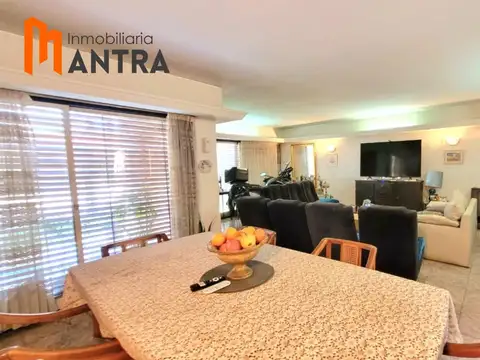 Casa en Venta con 3 cocheras