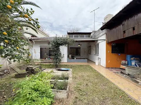 CASA 4 AMBIENTES CON JARDÍN, GARAGE, QUINCHO Y GALERÍA