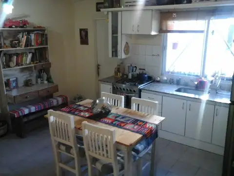 2 AMBIENTES CON COCHERA-PERMUTA POR CASA PUEDE SER A REFACCIONAR-