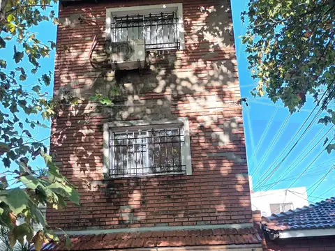 2 AMBIENTES CON COCHERA-PERMUTA POR CASA PUEDE SER A REFACCIONAR-