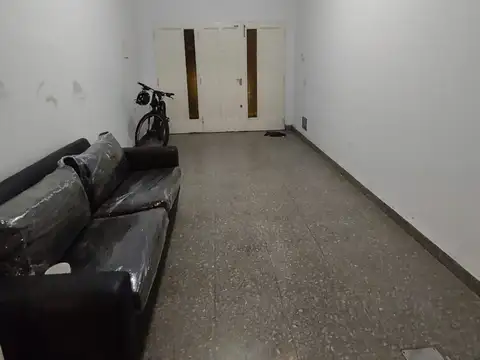 BUENA CASA TODA EN BAJOS  SOBRE LOTE 8,66 x  26,30 MTS