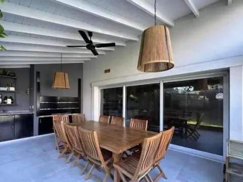 Casa en Venta con 2 cocheras