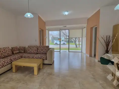CASA EN VENTA C/ PISCINA CLIMATIZADA Y FONDO CANCHA GOLF - ARROYITO, NEUQUÉN