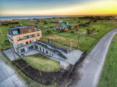 OPORTUNIDAD REAL  Edificio de cuatro departamentos en VENTA