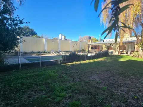 Casa en Venta con 3 cocheras