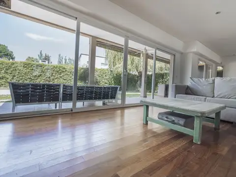 Casa en Venta con 4 cocheras