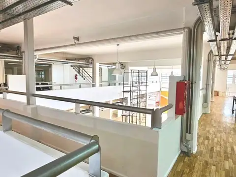 Oficina 16 ambientes con 11 baños