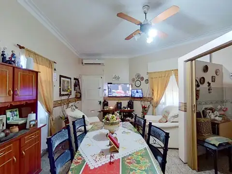 PH tipo Casa en Esquina de 2 Dormitorios con Cochera en el barrio de Tolosa - La Plata