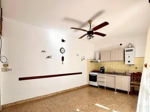 Casa 6 ambientes con 2 baños