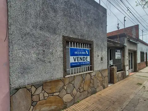 Casa a Reciclar en zona comercial