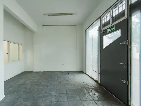 Alquiler local, amplias vidrieras y sótano. V Real